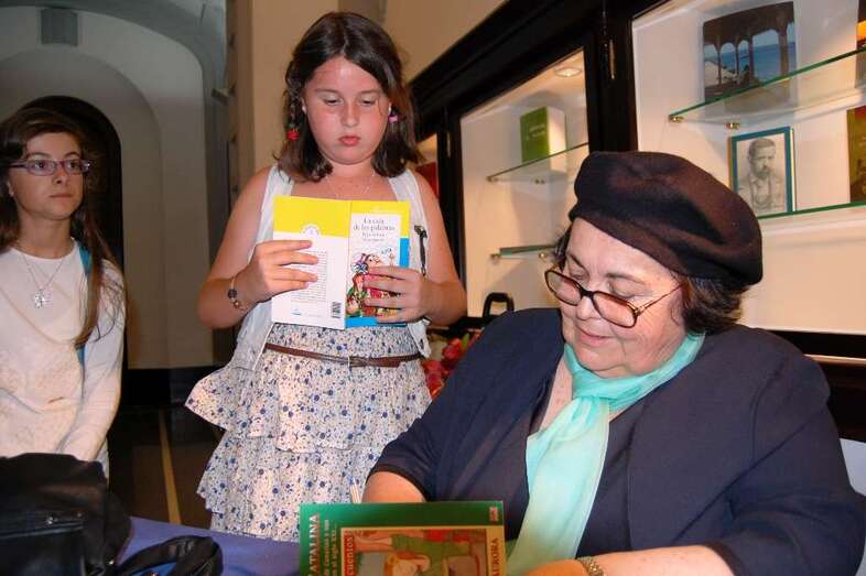 Imagen de archivo de Pepa Aurora firmando uno de sus libros (Foto TA)